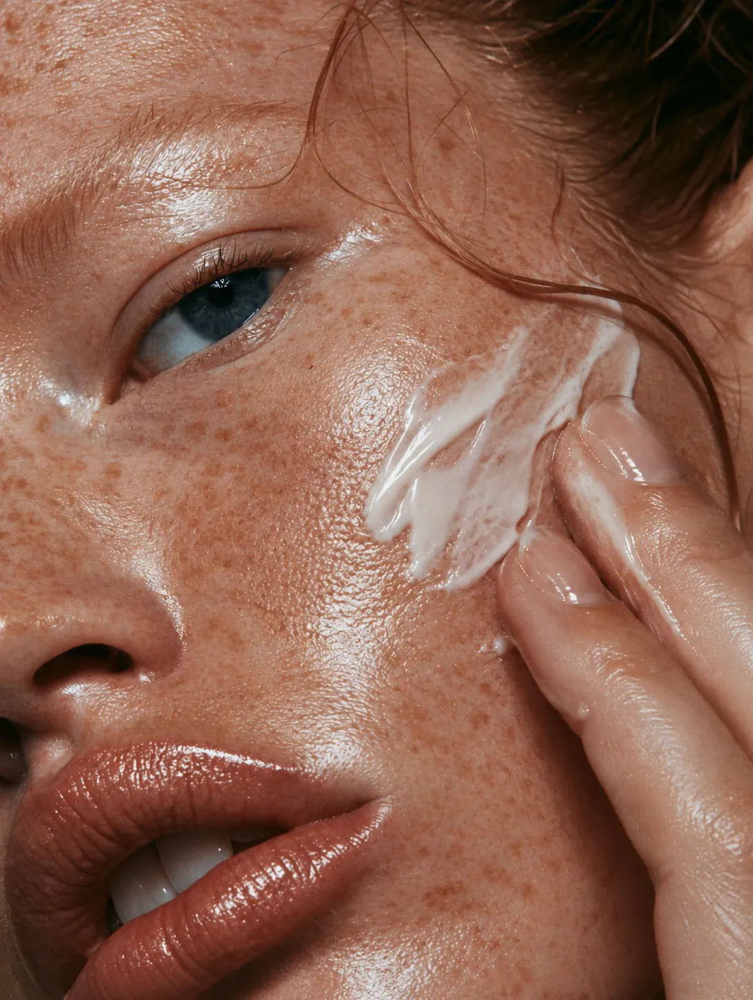 Textura cosmética aplicada sobre la piel